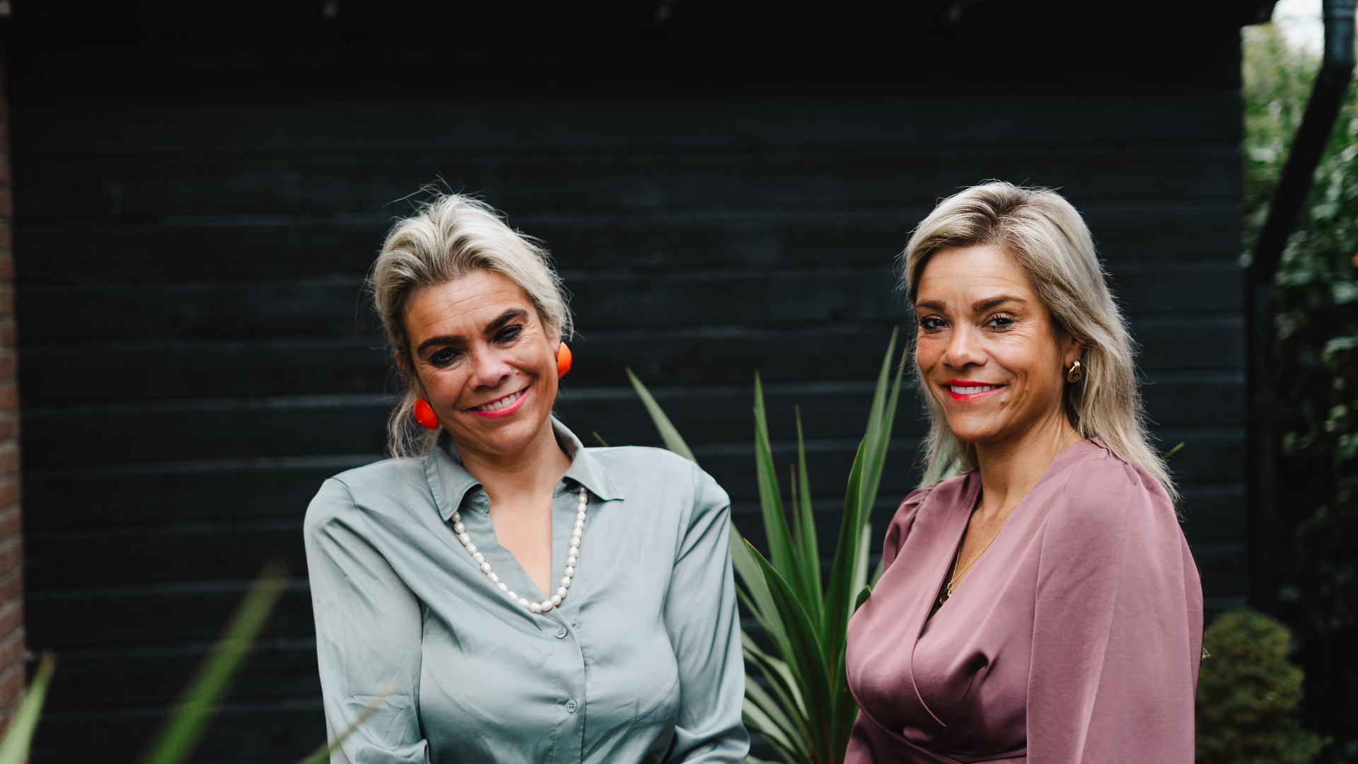 Saskia en Linda Hofman van De Drentse Hofdames